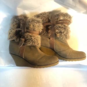 Winter snow boots with the fur